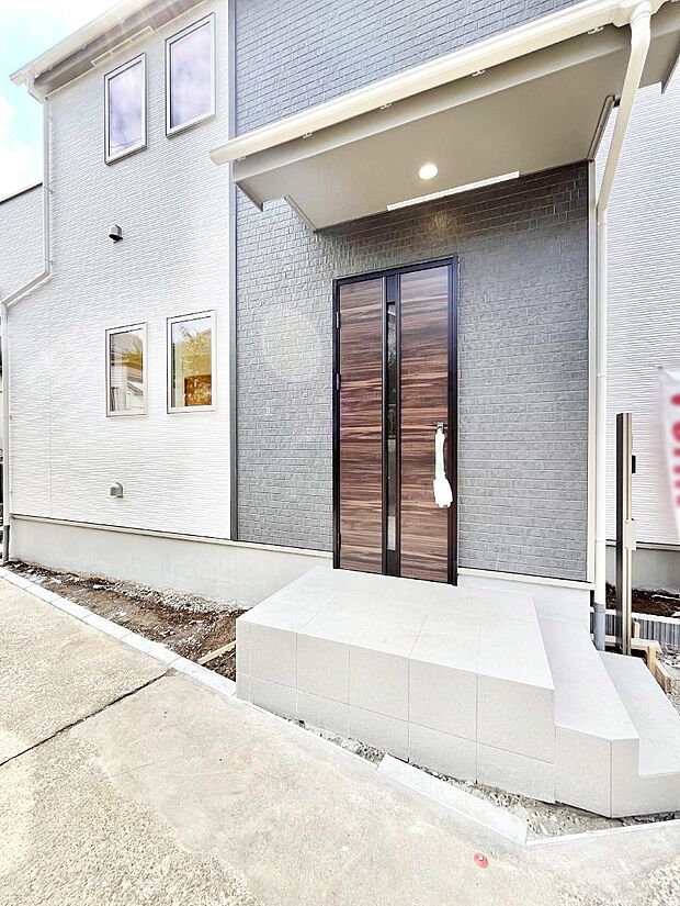 大切な家族、来客を出迎える玄関。