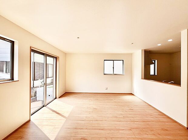 明るい陽光が注ぎ、寛ぎの雰囲気に満たされるリビング・ダイニング。