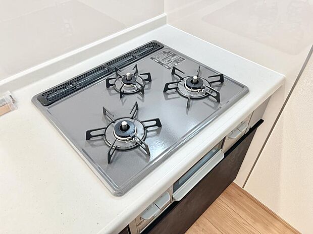 ガスコンロはＳｉセンサー搭載。火力調節や焦げ付き・消し忘れも防いでくれます。