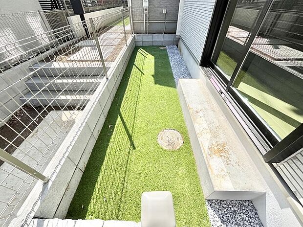 ガーデニングや家庭菜園も楽しめるお庭付き。