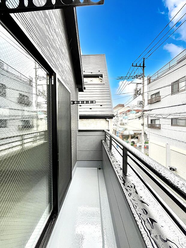 ゆったりバルコニーだから沢山お洗濯ものを干せます。