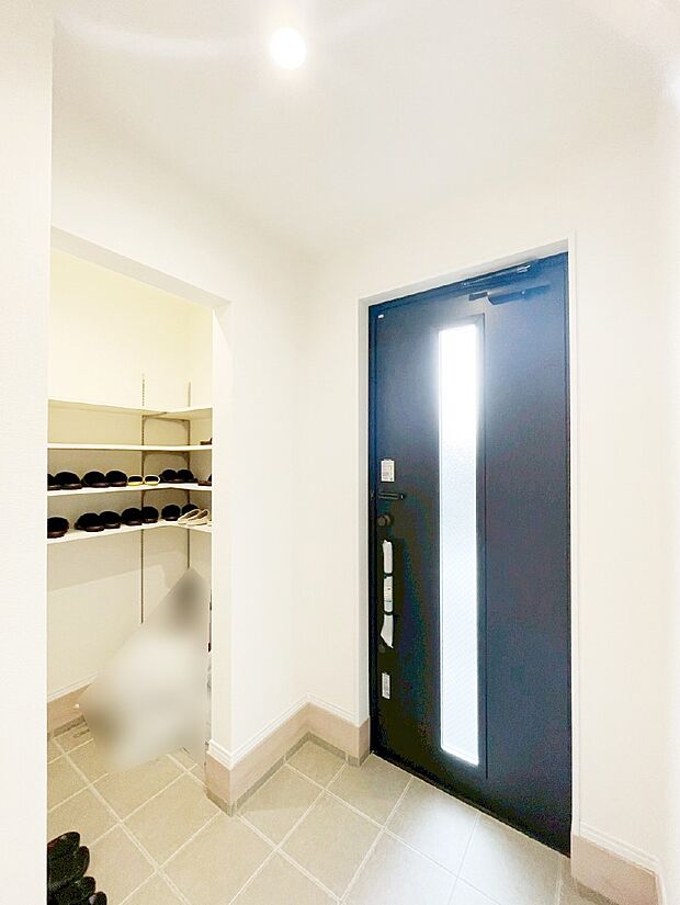 ガラススリットの入った玄関ドアが室内に光を届けてくれます