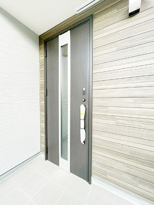 玄関前は雨が降っても濡れにくい屋根付き