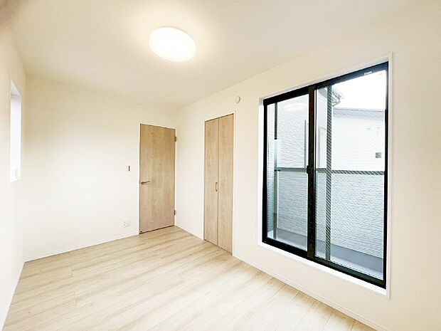 バルコニーが開放感をプラスしてくれる洋室