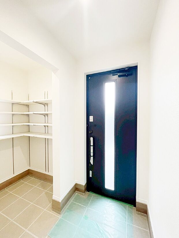 ガラススリットの入った玄関ドアが室内に光を届けてくれます