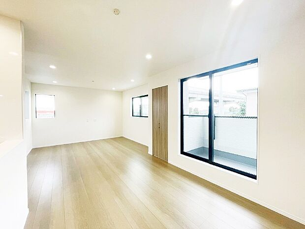 大きな窓からたっぷりの陽光と風を感じられるリビング