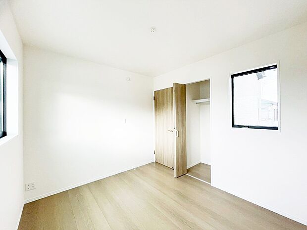 窓からのやさしい光が心地よいプライベートルーム