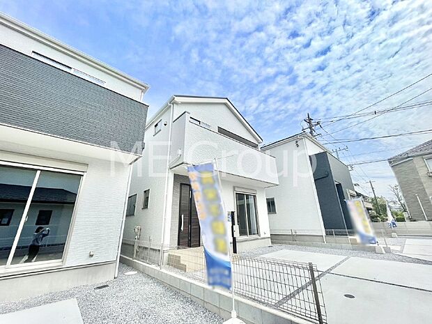シンプルで落ち着きのある建物は住むかたの個性でオリジナルなものになっていきます。 