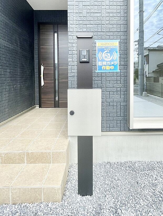 表札・インターホン・ポストをひとつに集約。エントランスになじむシンプルデザイン。