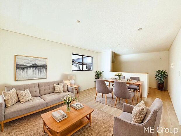 家族の和やかな会話が聞こえてきそう。開放感のあるリビングです。※家具はCGです  