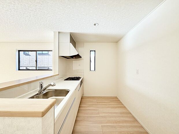 爽やかな風が通り抜けるキッチン。窓があるので明るく換気にも役立ちます。