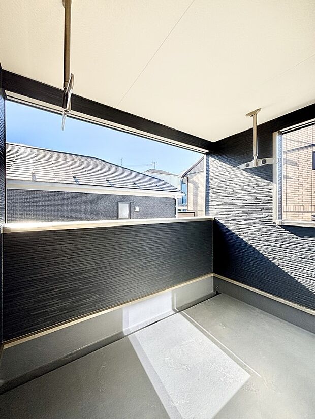 急なお天気の変化にも安心な屋根付きのバルコニー。