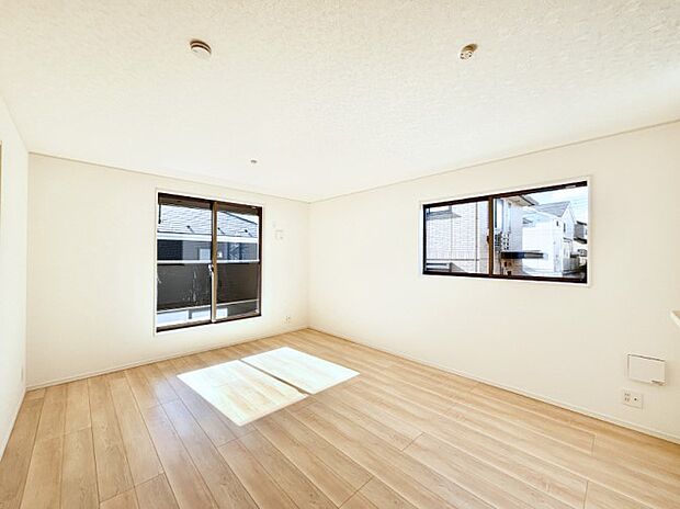 明るい2階リビング！外からの視線をシャットアウトして家族のプライバシーを守ります。