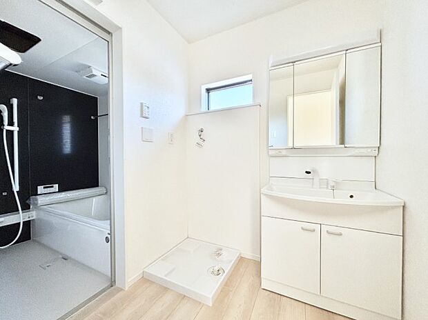 小窓がついているので湿気の多い場所でも換気が十分行えます。毎日の身支度を気持ち良く!