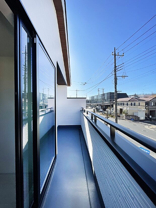 暖かな陽光が降り注ぐバルコニーはお洗濯におすすめ。爽やかな風も心地よいです。