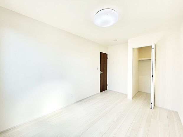 ウォークインクローゼットがあるお部屋！季節ごとの入れ替えも不要で便利です。 