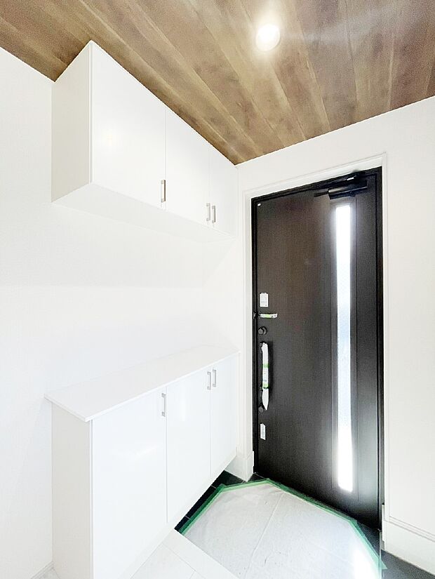 ガラススリットの入った玄関ドアが室内に光を届けてくれます