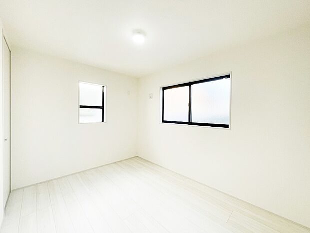 窓からのやさしい光が心地よいプライベートルーム