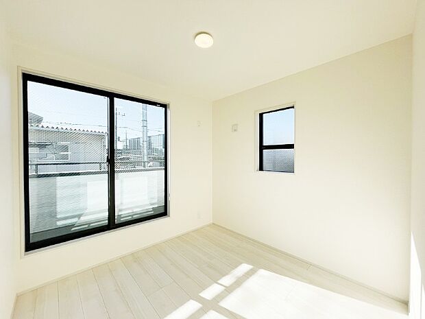 バルコニーが開放感をプラスしてくれる洋室