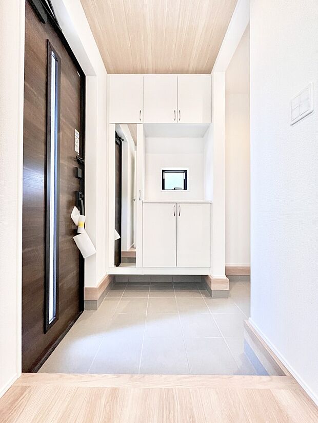 明るい陽光が入り込む玄関。ご家族の靴もスッキリ収納できる玄関収納付き!