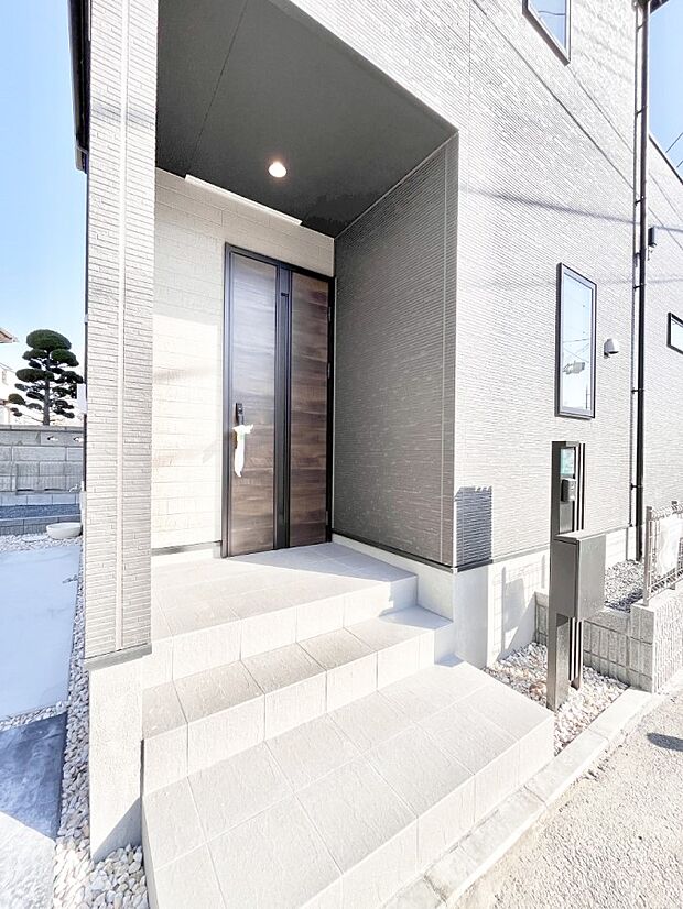 玄関前は雨が降っても濡れにくい屋根付き