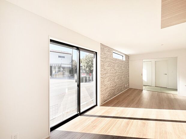 明るい陽光が注ぎ、寛ぎの雰囲気に満たされるリビング・ダイニング。