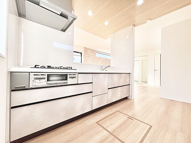 カウンター越しに楽しいおしゃべり。いつものお料理がもっと美味しくなりそうですね。