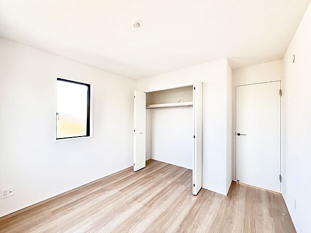 やさしい光がさしこむ居室はしっかり収納付き