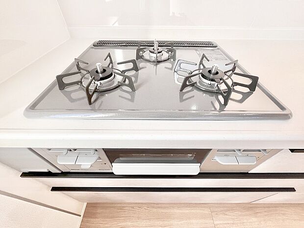 ガスコンロはSiセンサー搭載。火力調節や焦げ付き・消し忘れも防いでくれます。