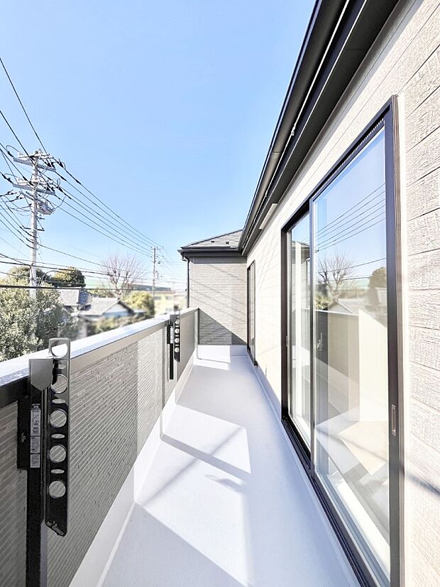 ゆったりバルコニーだから沢山お洗濯ものを干せます。