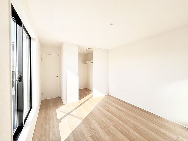 ウォークインクローゼットがあるお部屋!季節ごとの入れ替えも不要で便利です。