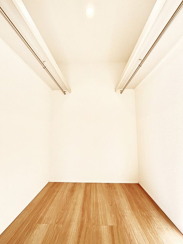 洋室のWIC。奥行きがあるので厚手の衣類もすっきり収まります。