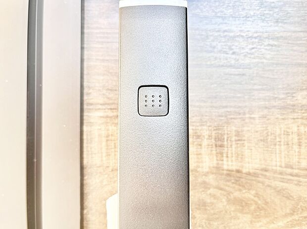 ボタンを押してかざすだけ!玄関ドアは電子キー仕様です。