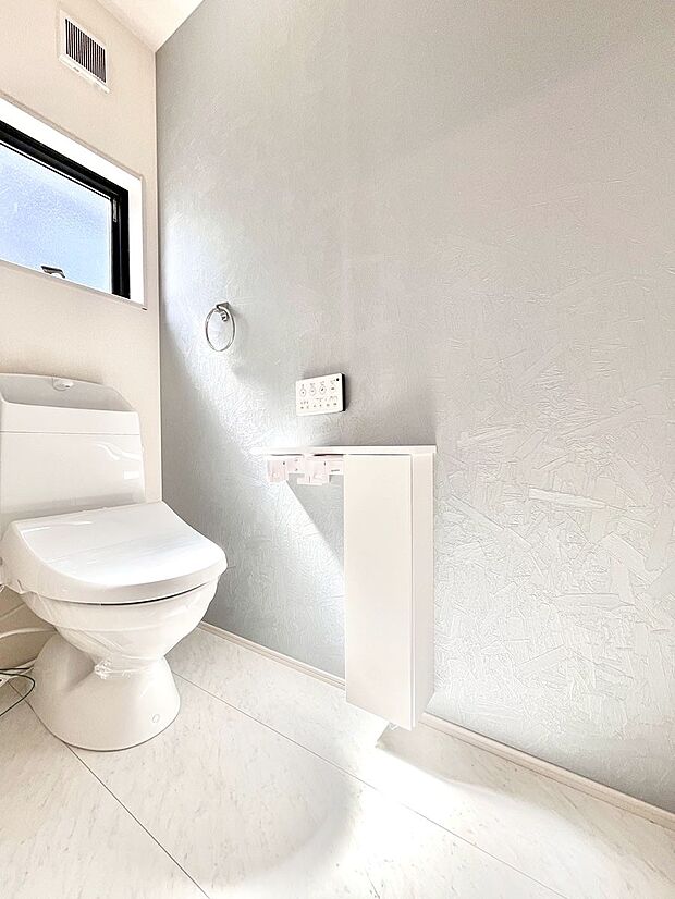 明るく清潔感のあるトイレです。 