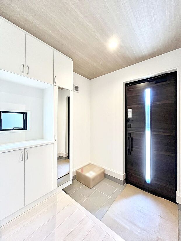 明るい玄関はお客様をお出迎えするのにぴったりです!