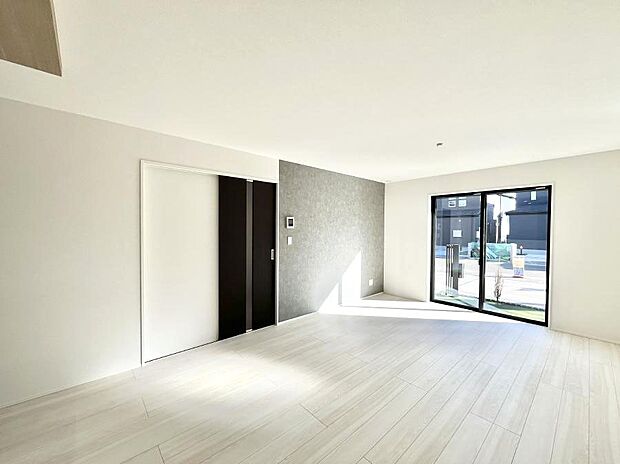 明るい陽光が注ぎ、寛ぎの雰囲気に満たされるリビング・ダイニング。 