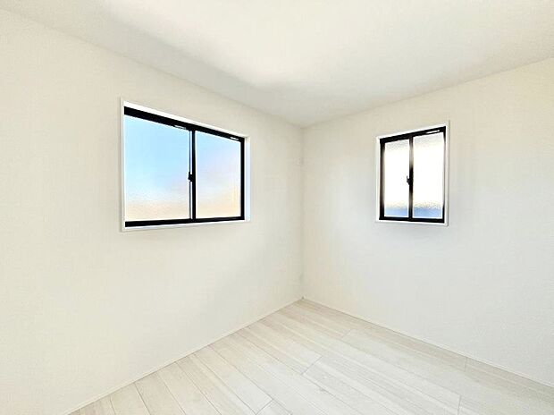 2面採光で気持ちよく自然光が取り入れられるのでお子様のお部屋にもピッタリ