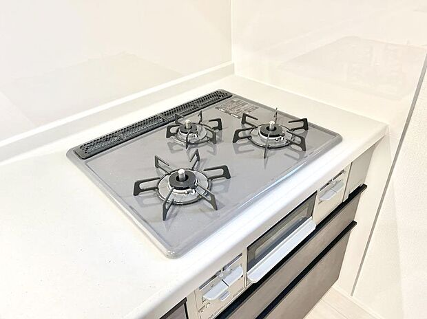 ガスコンロはＳｉセンサー搭載。火力調節や焦げ付き・消し忘れも防いでくれます。