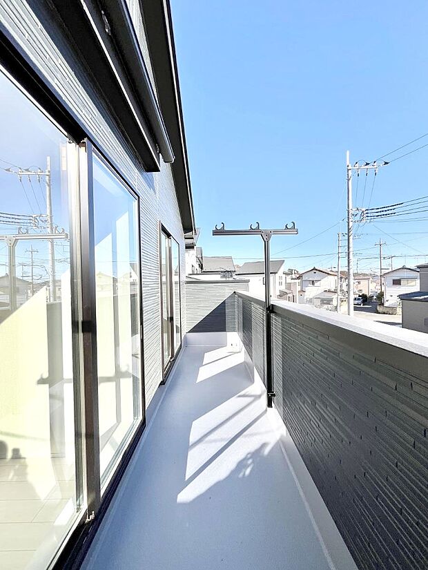 南向きのバルコニー!ご家族の洗濯物はもちろん、お布団もたっぷり干せます!
