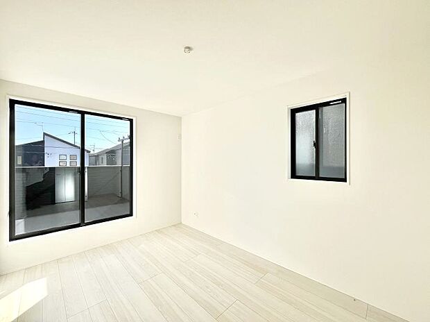 明るいバルコニーサイドに洋室を設置。目覚めの良い寝室に。 