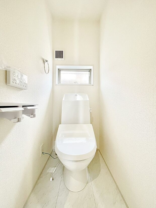 明るく清潔感のあるトイレです。