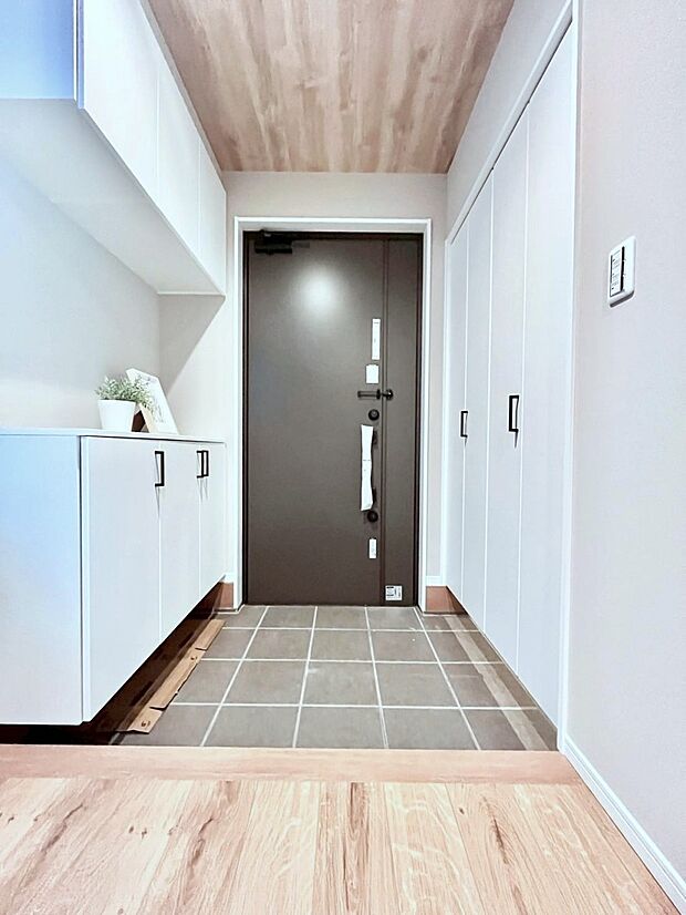 シューズインクローク付きの玄関。家族全員の靴や雨具などすっきり収納できます。