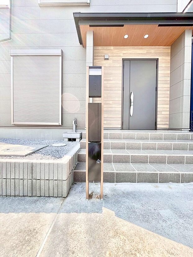 玄関前は雨が降っても濡れにくい屋根付き