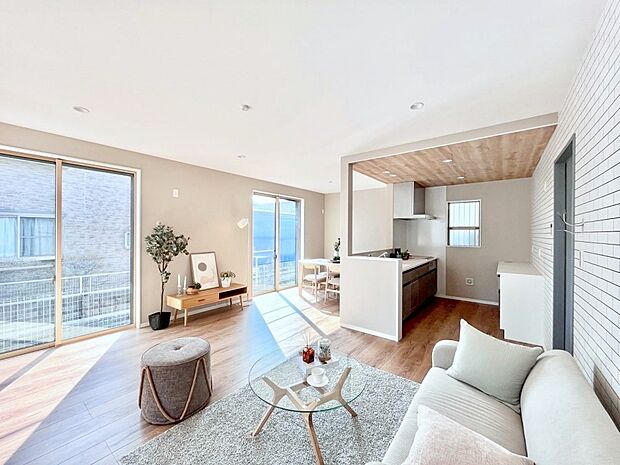 大きな窓からたっぷりの陽光と風を感じられるリビング