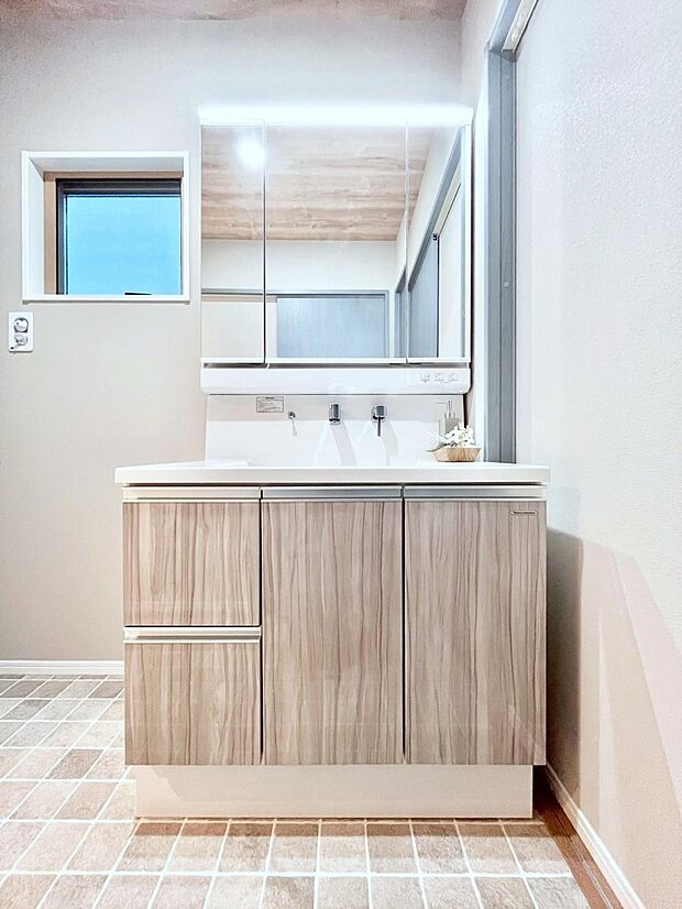 大きく見やすい三面鏡で清潔感ある洗面台は、身だしなみチェックや肌のお手入れにおすすめです。 