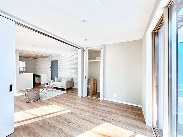 リビングの隣にある洋室。扉を開放して広く利用することも可能です。