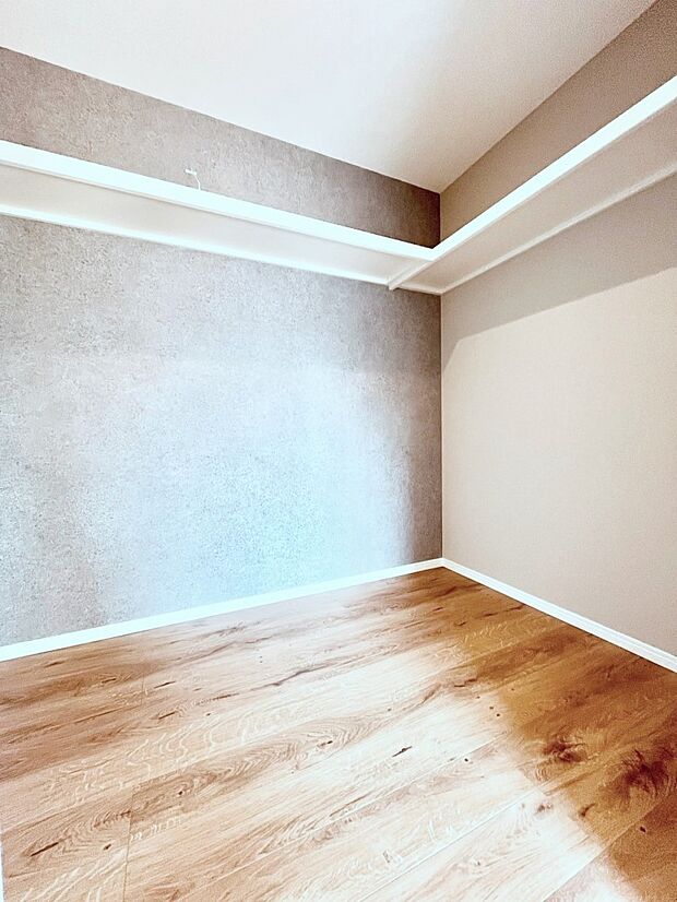 衣類をハンガーに掛けたまま収納できるWIC。衣類の整理整頓がしやすくて便利です！