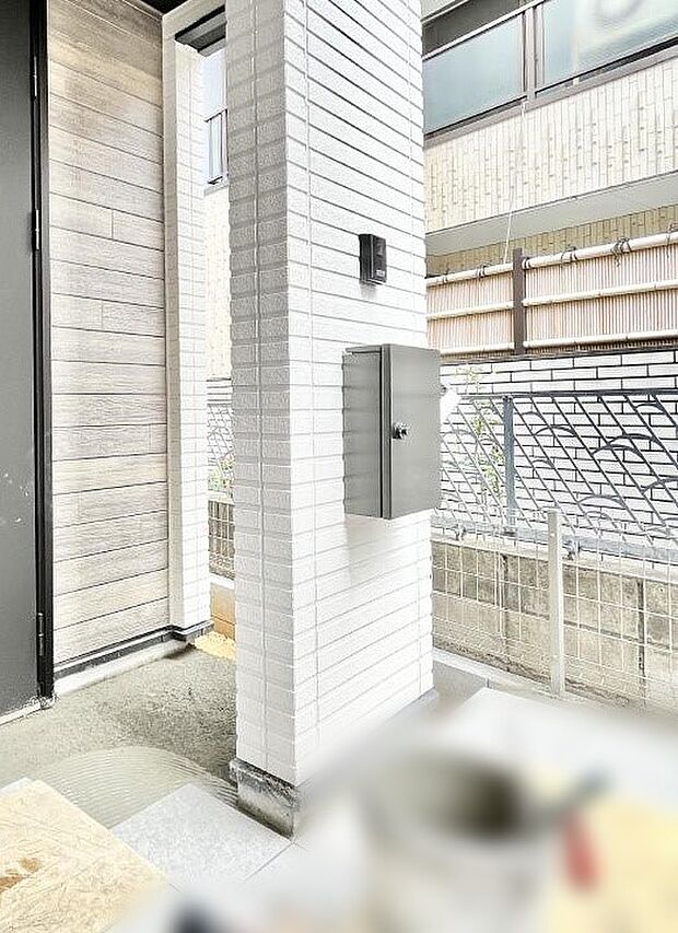 シンプルなデザインのポスト