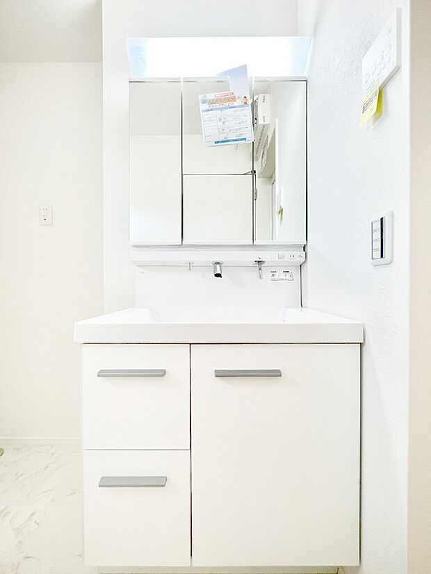 収納力と機能性に優れた洗面化粧台