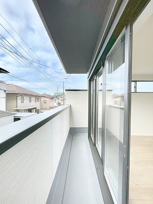 ゆったりバルコニーだから沢山お洗濯ものを干せます。